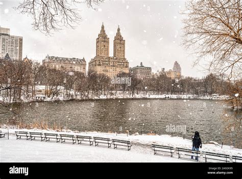 New York Central Park Snow Skyline Hi Res Stock Photography And Images