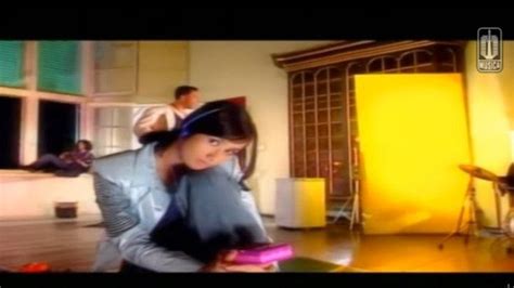 Chord lagu blackout resiko orang cantik menggunakan chord gampang. Kunci (Chord) Gitar dan Lirik Lagu 'Cantik' - Kahitna ...
