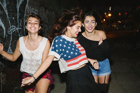 Happy Young Friends Women Having Fun On Saturday Night In The Street Del Colaborador De