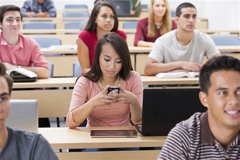 In-class cellphone and laptop use lowers exam scores, a new study shows
