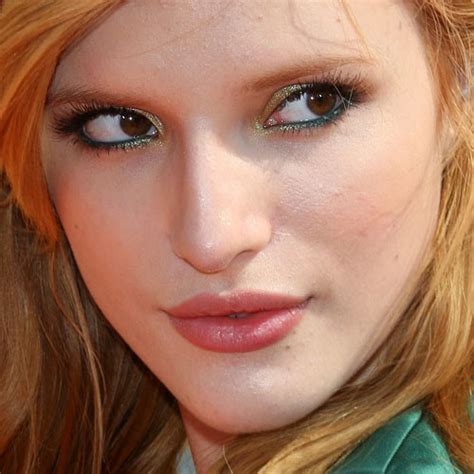 Bella Thorne Makeup Gold Eyeshadow Green Eyeshadow And Peach Lipstick