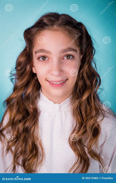 Belle Fille De Sourire Heureuse Avec Des Croisillons Photo Stock