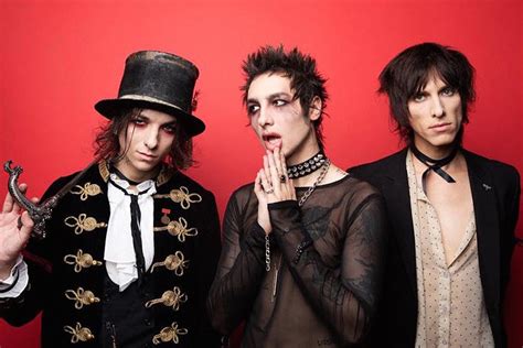 Pakai topi new era stickernya tidak dilepas : Palaye Royale's New Era Realized on 'Hang On To Yourself'