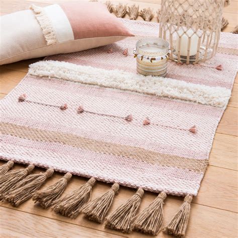 Wenn sie ihren boden im sommer kühl halten wollen, sind baumwollteppiche auch sehr leicht zu lagern, sodass sie eine vielseitig. Teppich aus Baumwolle mit Quasten, rosa, naturweiß und ...