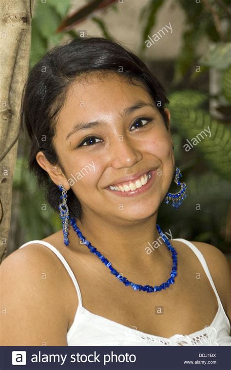 El bailarín español demuestra que está trabajando fuerte. El Salvador. Junge Frauen in El Salvador Stockfoto, Bild ...