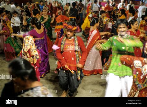 Navaratri Dandiyas Garba Festival People Dancing Dandiya Raas Stock Photo Alamy