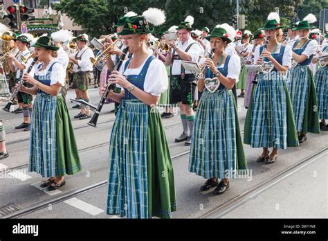 Deutschland Bayern München Oktoberfest Oktoberfest Parade Musiker