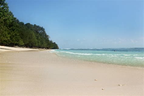 Ada beragam fasilitas di hotel ini, seperti bed yang. Pantai Pasir Putih, Keindahan Eksotis di Sisi Barat Cagar ...