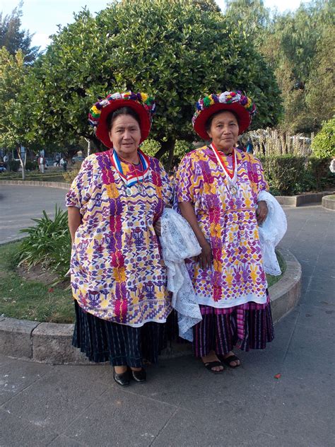 Dos hermosas señora portando el Bellisimo traje tipico de Quetzaltenango Guatemala Guatemala