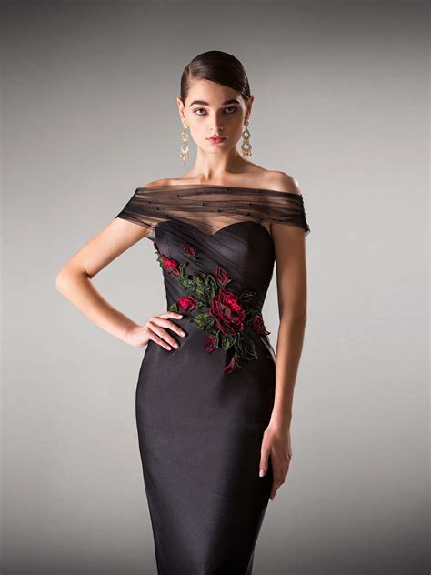 Fitted Evening Dress With Off The Shoulder Sleeves