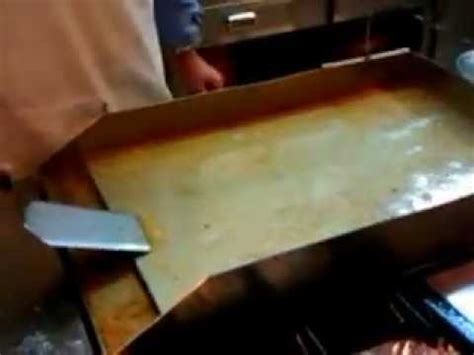 Expertos en maquinaria de cocina industrial. Limpieza de la plancha de una cocina industrial. Por ...