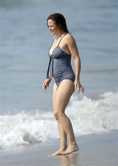 Jennifer Garner Swimsuit Candids At The Beach In Malibu 13 Gotceleb