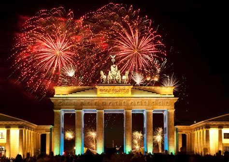 Zählen sie die letzten sekunden des jahres gemeinsam mit ihren besten freunden oder mit ihrer familie in einem festlichen oder spannenden ambiente. Berlin, Brandenburger Tor, Feuerwerk, Silvester ...