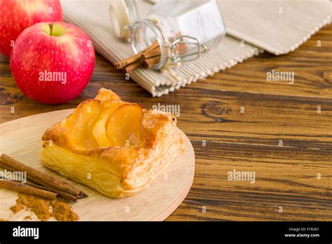 Chausson aux pommes pâte feuilletée pour pause thé Photo Stock