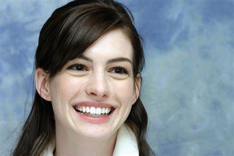 Anne Hathaway Smiling Face Wallpapers Wallpaper Cave