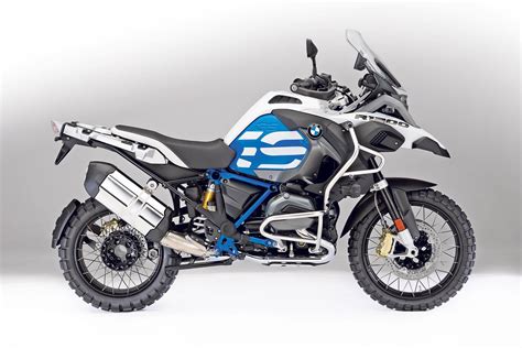 Bmw r 1250 gs adventure is powered by 1254 cc engine.this r 1250 gs adventure engine generates a power of 136 ps @ 7750 rpm and a torque of 143 nm ask your question from r 1250 gs adventure owners and experts. BMW's 2018 R1200GS Adventure arriving in dealers now | MCN