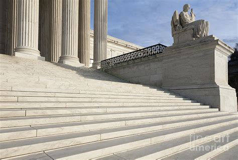 Steps And Statue Of The Supreme Court Building Photograph By Roberto