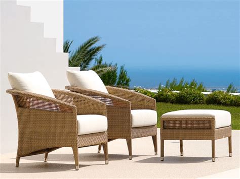 Vierziger jahre betrachten der kamera mit blick auf kamera verheiratet gereift reif reifen reiflich outdoor sofa draußen freien ausruhen entspannend lächelnd lächelnde zärtlichkeit. Sofa Für Draußen Gartenmöbel - Mellowcement