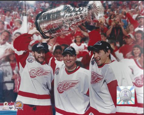 Detroit Red Wings Brett Hull 2002 Stanley Cup Champions 8x10 Photo