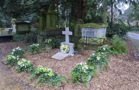 George Michael Fans Shocked To Discover The Late Singers Grave Still