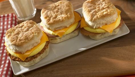 Check out these healthy frozen meals to take to the office and heat in the microwave. 6 Homemade Frozen Breakfast Sandwiches | Mom Life
