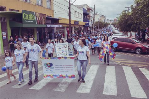 Multidão Participa Da Caminhada Pela Conscientização Do Autismo