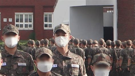 Although he cares and worries about his family. Park Bo Gum Shines In First Photos From Military Training ...