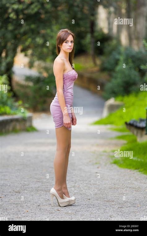 elegantes modell teen girl frauen in park stiletto pumps schuhe posing elegant eleganz tragen