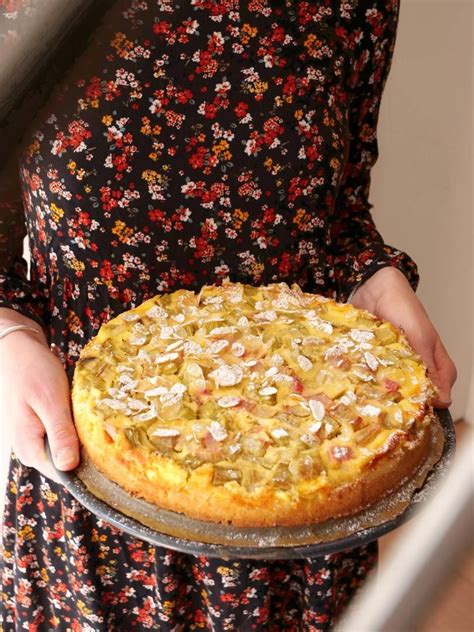 Die rhabarberstücke etwas in den pudding drücken. Rhabarber-Kuchen mit Vanille-Schmand-Creme und gezuckerten ...