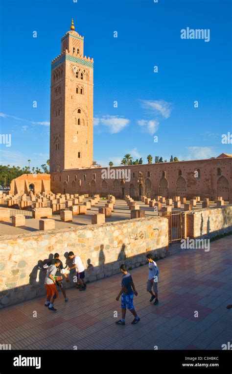 Jungs Spielen Fußball Vor Koutoubia Moschee Marrakesch Zentralen Marokko Afrika Stockfotografie