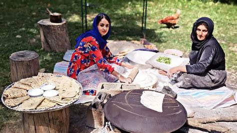 ویدئو پخت کلانه، نان محلی کردستان روی ساج توسط مادر و دختر روستایی