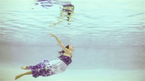 Pregnant Woman Becomes Beautiful Mermaid In Underwater Photo Shoot