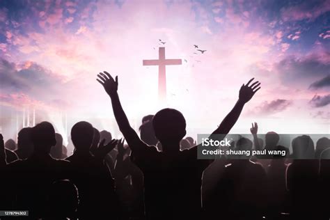 Kelompok Orangorang Kristen Mengangkat Tangan Menyembah Allah Yesus