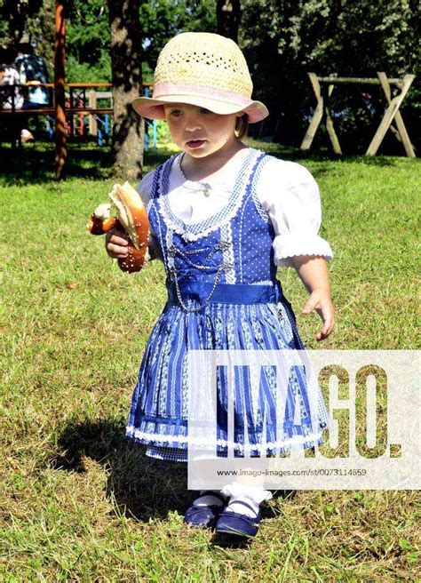 14 08 2016 Das Kleine Mädchen Juli In Bayrischer Tracht Ißt Im Biergarten Eine Breze Oktoberfest