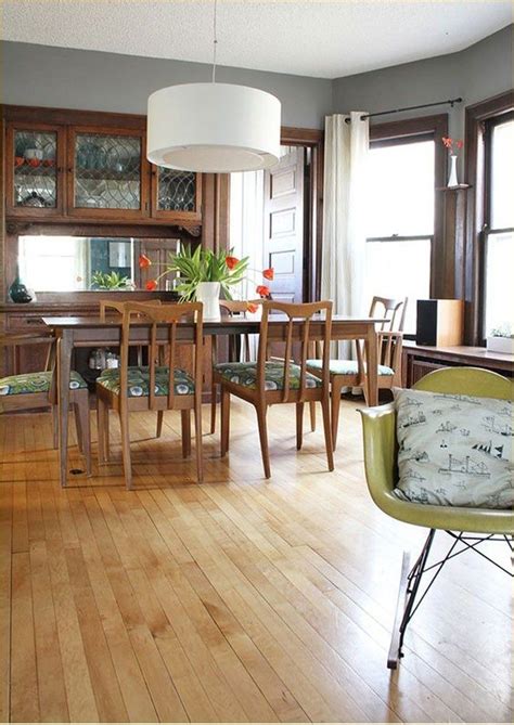 Add colors with a warmer undertone to your living room to make your living room feel more inviting. paint colors for living room with oak trim 38 - DecoRecord ...
