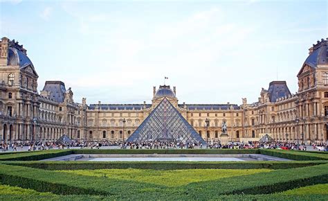 Frances Louvre Museum Rejects Hilarious Sculpture That Looks Like Two