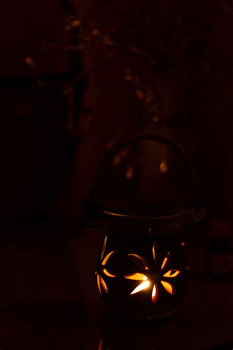 무료 이미지 빛나는 밤 장식 칸델라 반사 빨간 광택 불꽃 어둠 램프 검은 양초 크리스마스 조명을받은