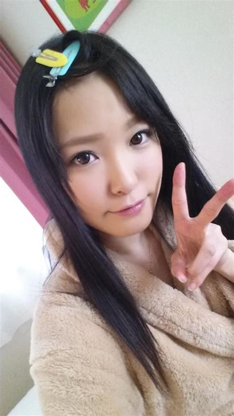 ai yuzuki pretty selfie