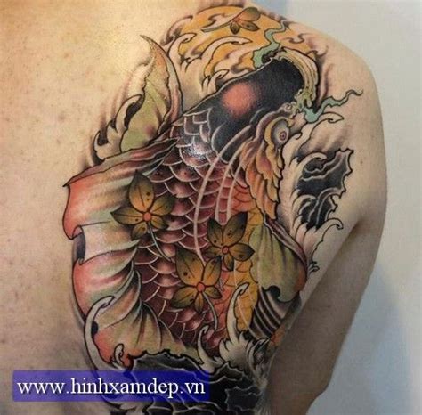 Mối nhân duyên của tiêu khắc bắt đầu từ đêm ấy cũng là ngày anh sinh nhật ba mươi tuổi, và anh được ghép bàn uống rượu cùng với một anh chàng cool ngầu. Hinh xam ca chep lung | Hình xăm đẹp, Hình xăm màu