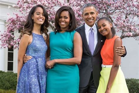 Barack et Michelle Obama dévoilent une photo de famille leurs filles