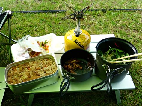 The trangia stove is today used by outdoor people all over the world. メスティンでほったらかし炊飯! trangiaメスティン TR-210 & LOGOS ポケットタブレットコンロ ...