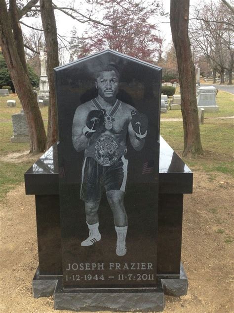 Pin By Clarence Jackson Jr On Famous Graves Unusual Headstones Famous Tombstones Famous Graves