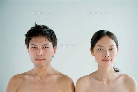 上半身裸で横に並んだ20代の男女 10161001354 ｜ 写真素材・ストックフォト・画像・イラスト素材｜アマナイメージズ
