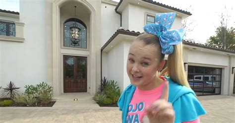 She joined the nickelodeon family and most recent adventure is her first concert tour. JoJo Siwa's New Mansion Defies All Logic | toofab.com