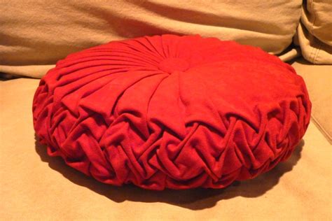 Four Square Walls Tutorial How To Make A Round Pintuck Pillow