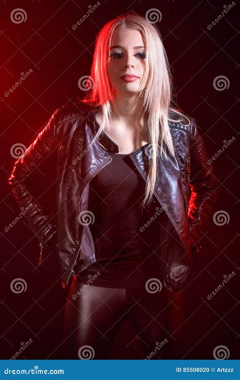 Frau In Einer Schwarzen Lederjacke Stockfoto Bild Von M Dchen Hintergrund