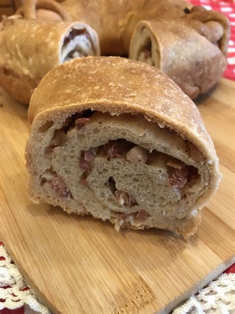 Come vi dicevo la ricetta originale si è persa nel tempo e numerose sono state le modifiche apportate da ogni generazione. Casatiello napoletano con lievito madre | Idee alimentari