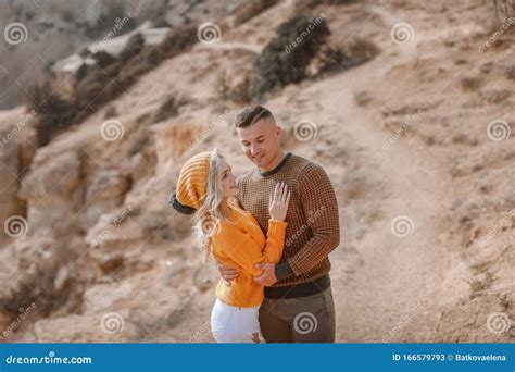 Un Homme Et Une Femme Caresse Sur Un Chemin De Montagne Image Stock