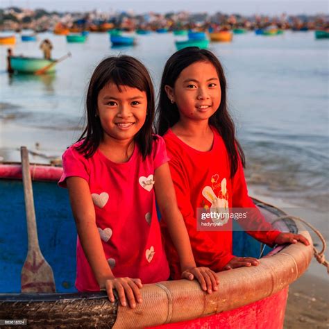 vietnamesische mädchen posiert am strand vietnam stock foto getty images