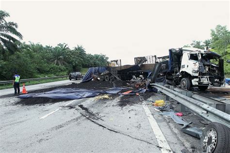 The most recent discoveries of four slab graves were made by an archaeological reconnaissance team from selangor state museum headed by associate professor leong sau heng. Tanjung Malim horror: 6 killed in trailer-MPV collision on ...